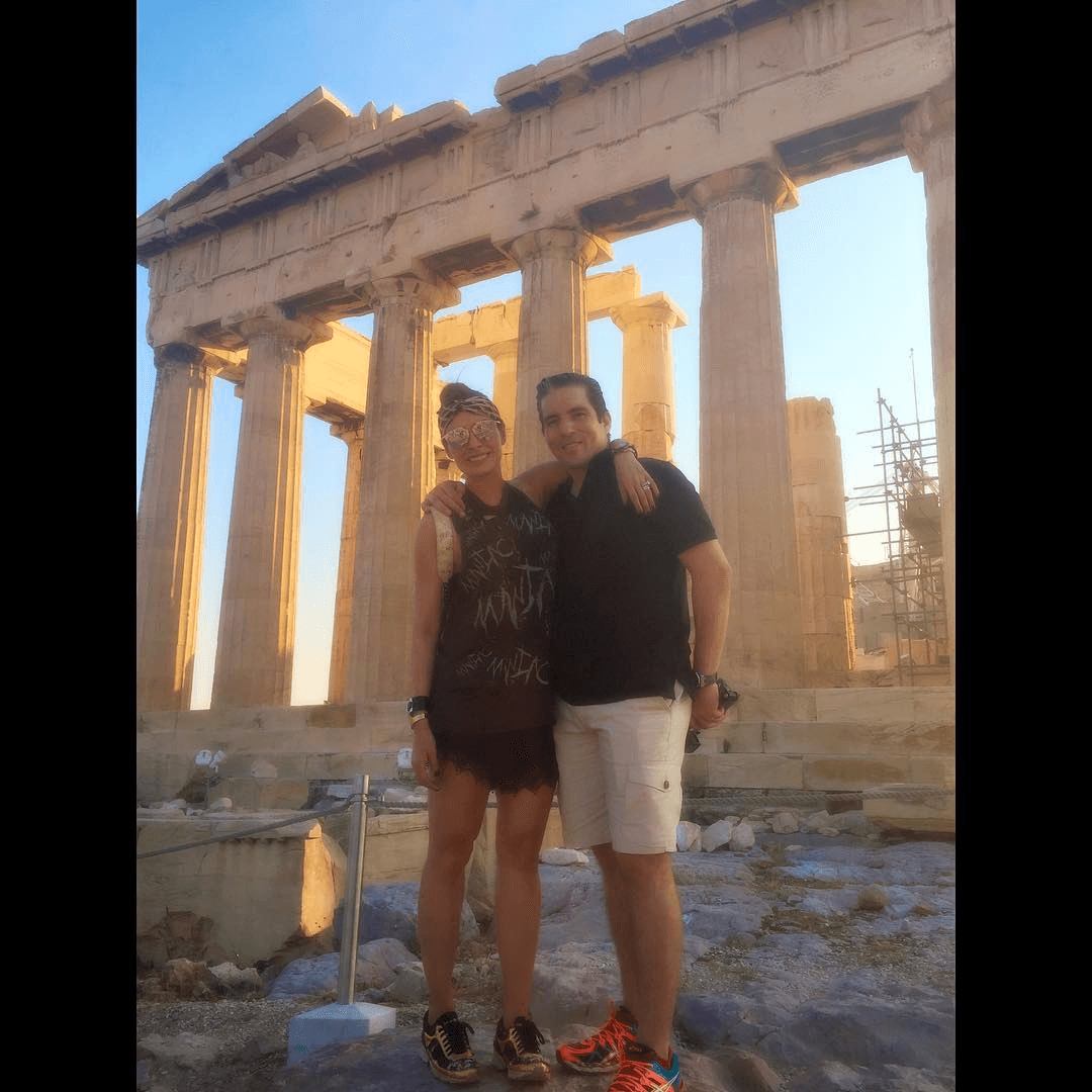 Disfrutando con su amorcito desde Atenas.