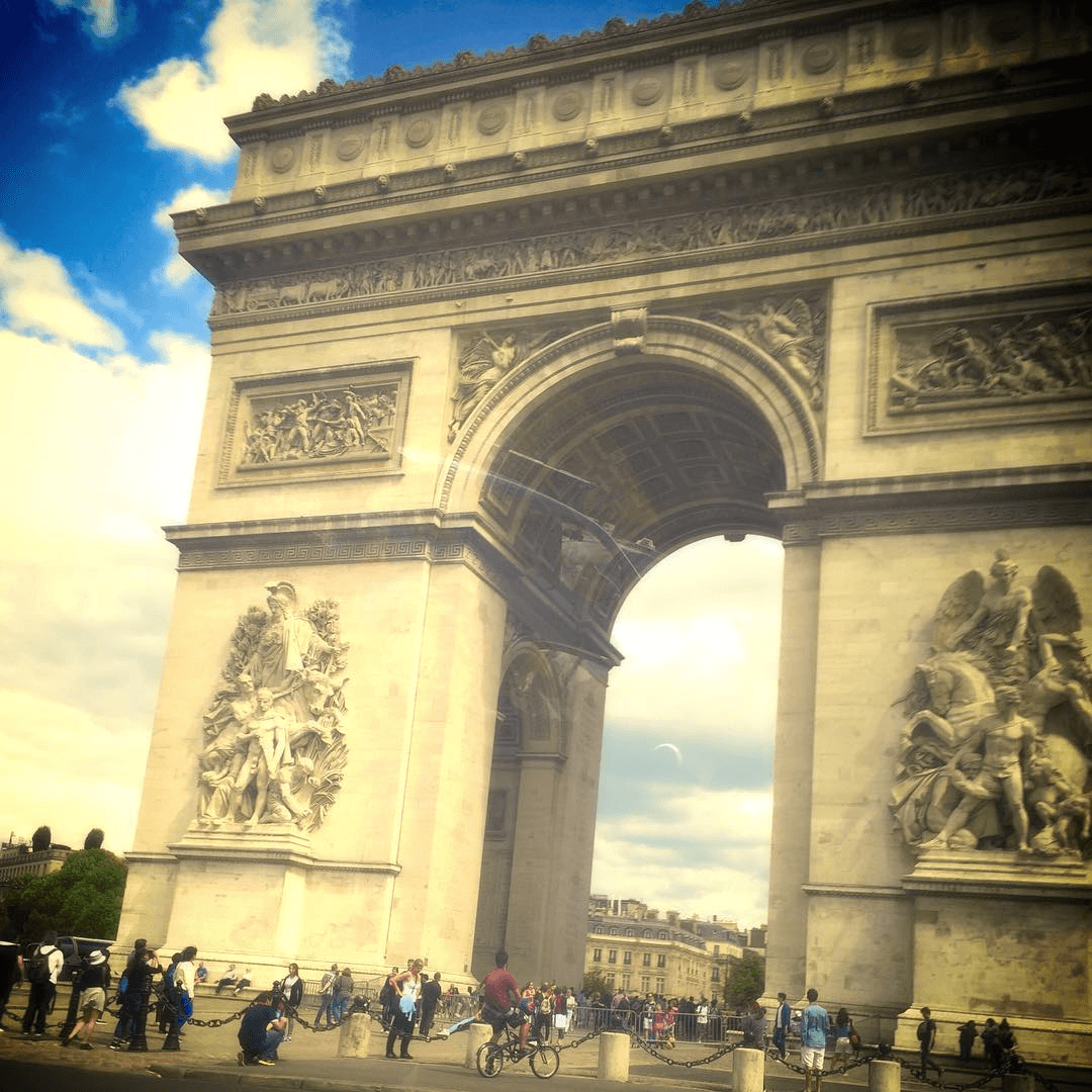 Visitando el Arco del Triunfo en París.