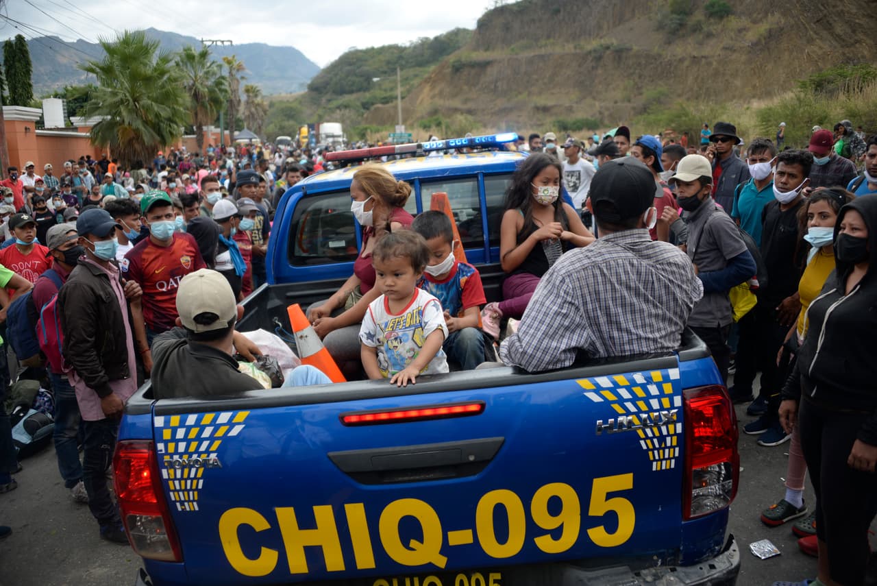 Algunos migrantes aceptaron voluntariamente regresar a Honduras y fueron trasladados en camionetas de la policía de Guatemala.