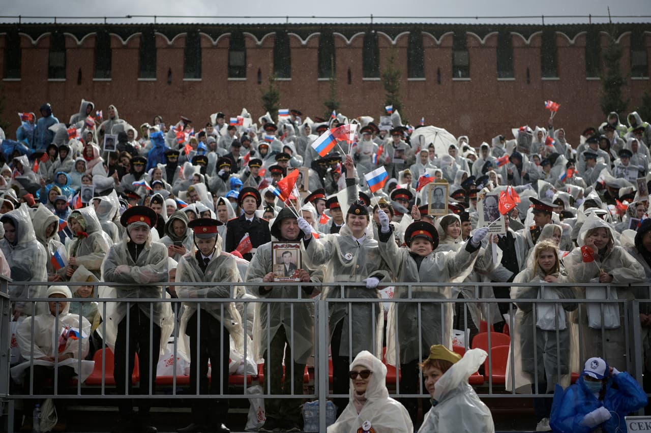El líder ruso enfatizó que las tropas rusas luchaban por la seguridad del país en Ucrania y pidió un minuto de silencio en honor a los soldados caídos. Dijo que las tropas en Ucrania han estado “luchando por la Madre Patria, para que nadie olvide las lecciones de la Segunda Guerra Mundial".
<br>