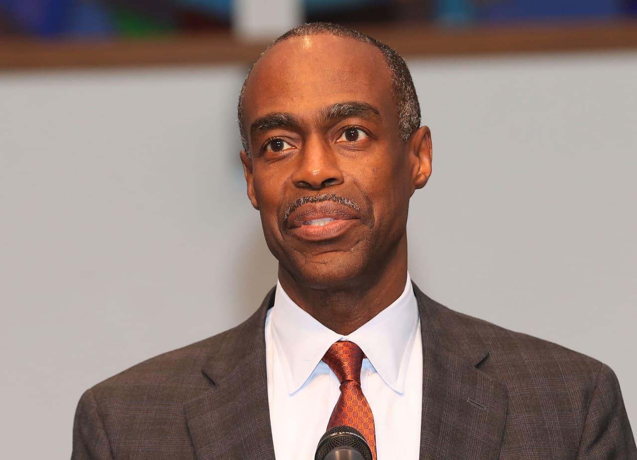 Por su parte, Robert Runcie, superintendente de las escuelas públicas de Broward, dijo que las escuelas de Broward abrirán para el año 2021-2022 con el 100% de clases en persona o la tradicional enseñanza cara a cara, y que no habrá un híbrido entre clases en persona y educación a distancia.
<br>
