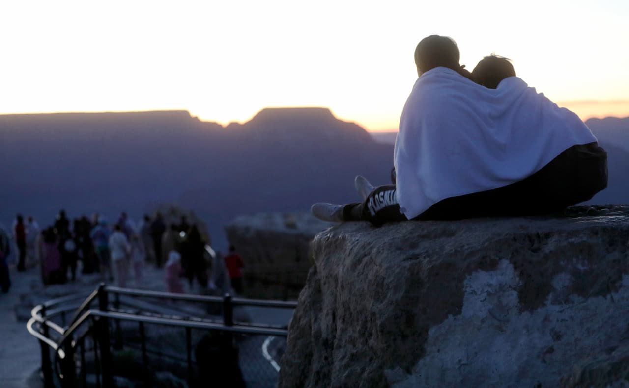 El Parque Nacional del Gran Cañón recibió cientos de visitantes este fin de semana festivo.