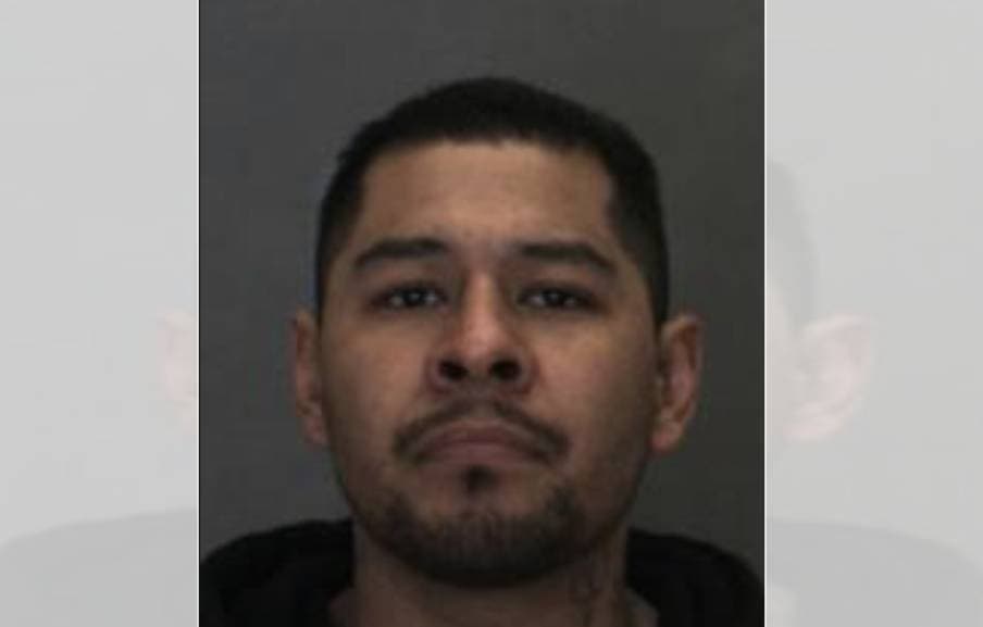 Buscan a hispano sospechoso del asesinato de su novia y dos niños en Victorville 