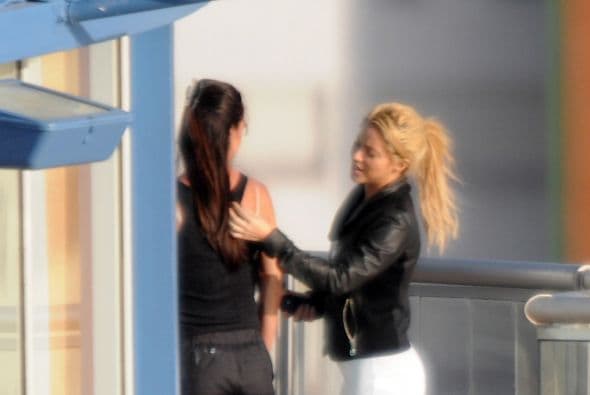 WHAT? Shakira tiene una manera muy extraña de vestir...
