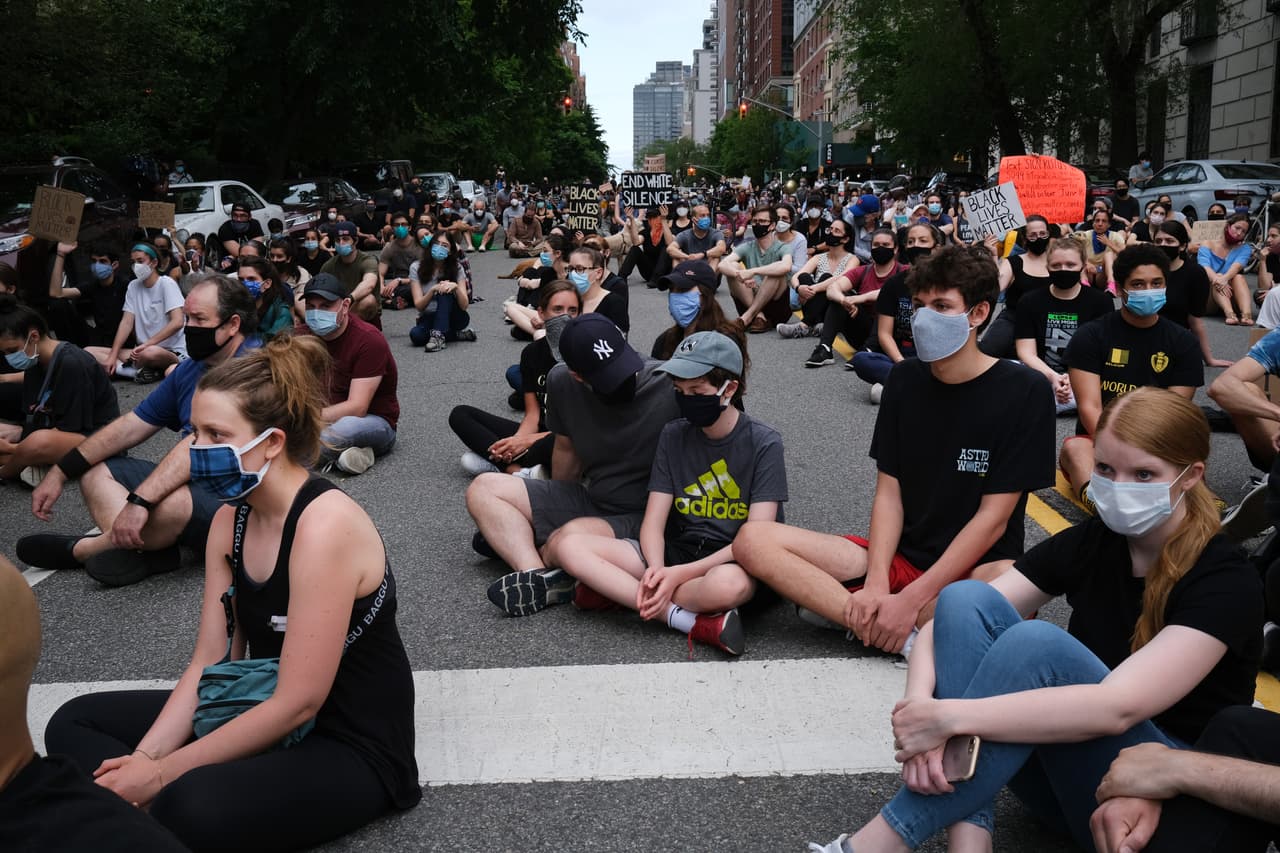 Manifestantes frente a Gracie Mansion, la residencia del alcalde.
