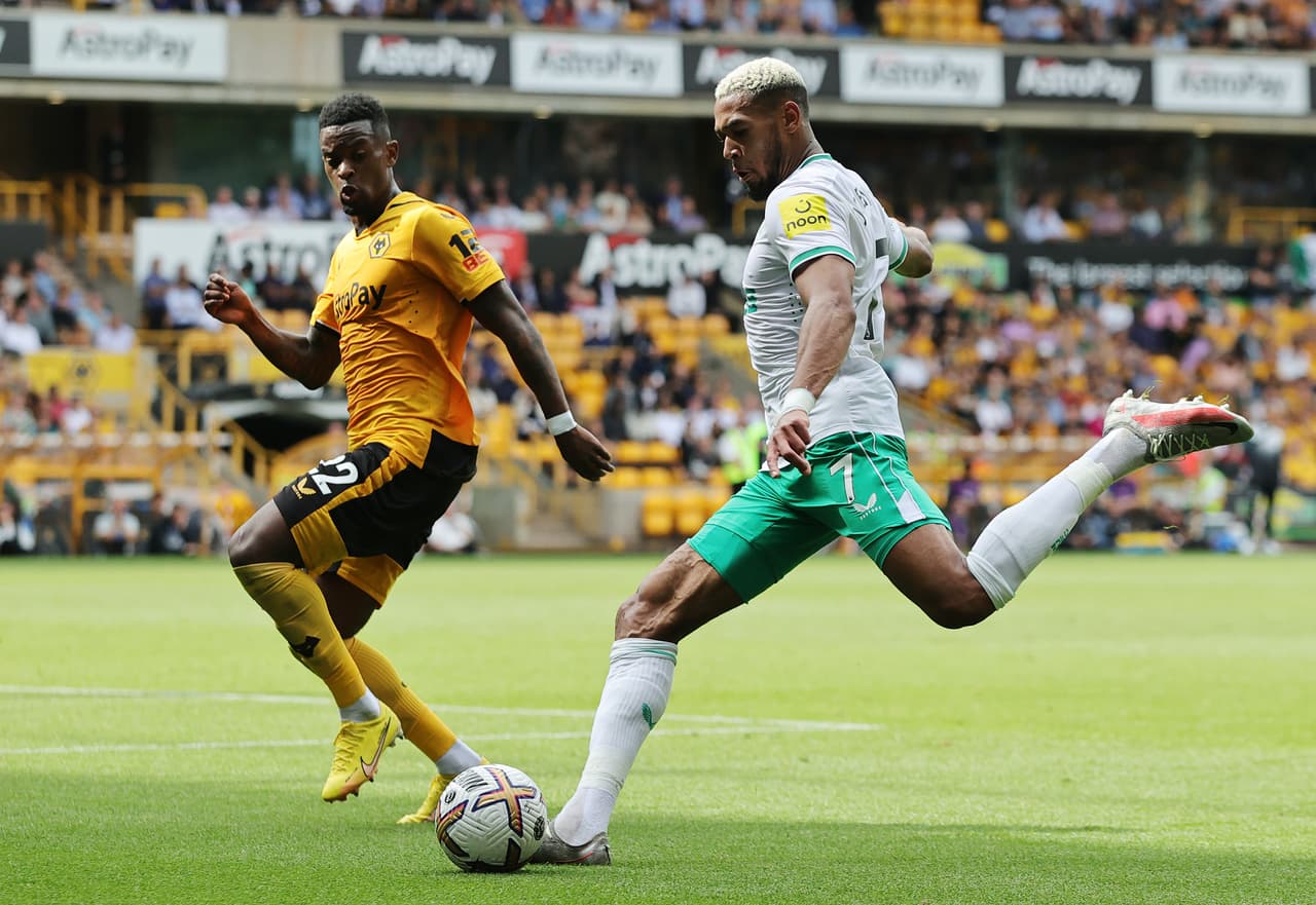 Ruben Neves adelantó a los Wolves con un golazo, pero Allan Saint-Maximin emparejó las acciones en la agonía con otro golazo. Raúl Jiménez marcó un gol, pero el VAR arruinó el festejo al anularlo.