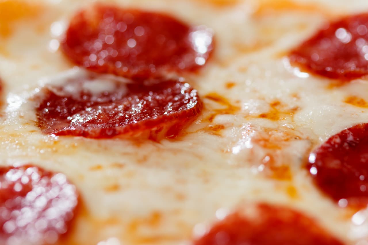 <b>Pepperoni. </b>Muchos estadounidenses de visita en Italia han recibido una pizza cubierta con pimientos morrones cuando pidieron una de pepperoni. 
<br>
<br>Es que ‘peperone’ significa pimientos en italiano y ‘pepperoni’ no es una palabra italiana. Esta salchicha seca y picante es puramente un invento italoamericano. La primera referencia escrita a este ingrediente es de 1919.
<br>
