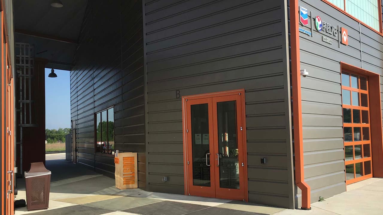 La fabricación de las caretas es una iniciativa en la que se unieron diferentes organizaciones e instituciones como TX/RX, Creator Space, y University of Houston, entre otras.