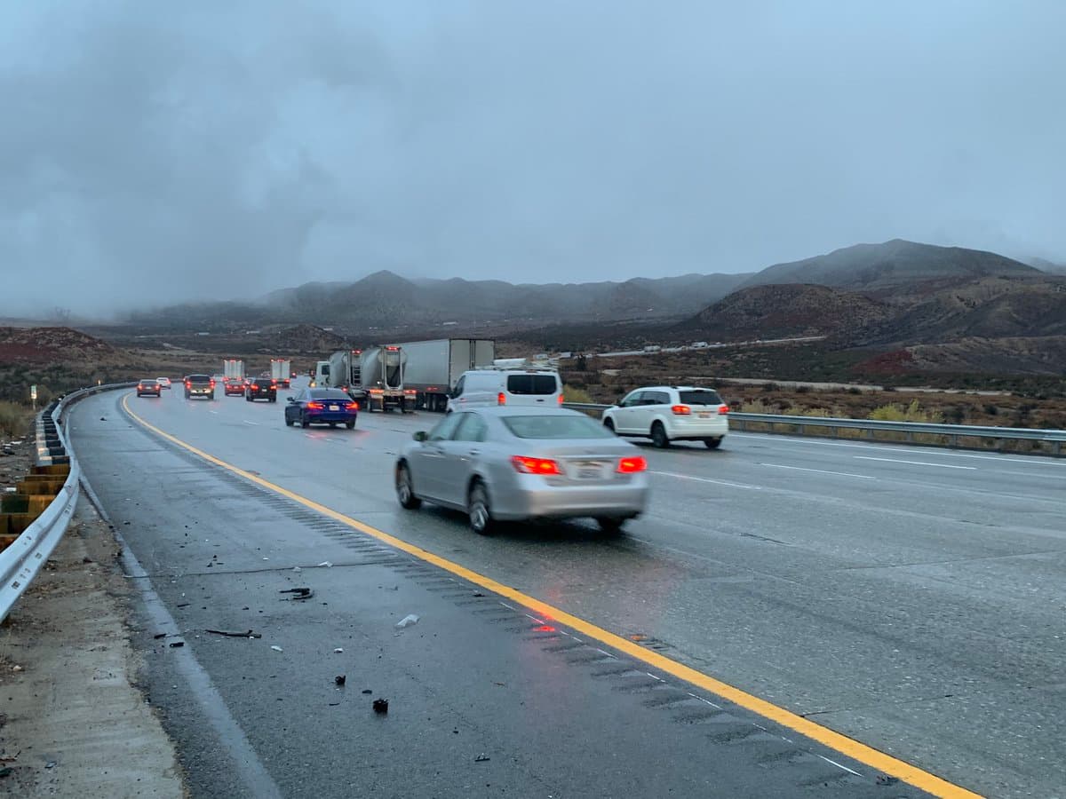 La 
<b>autopista 15 en la zona de Cajón Pass</b> también ha tenido fuertes lluvias durante la jornada, pero hasta el momento no se ha reportado nieve.