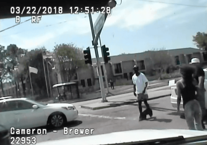 Un policía mata a un hombre que caminaba con sus pantalones abajo