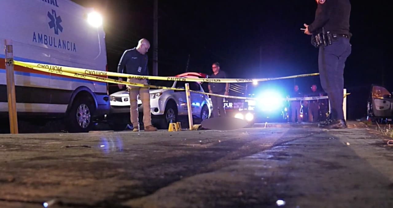 Personal de la División de Homicidios del Cuerpo de Investigaciones Criminales investigan un incidente en el que un agente de la policía tuvo un altercado con un ciudadano, ocurrido a las 12:54 de la madrugada del miércoles Día de Navidad en la PR-2, km. 123.0 cerca de la Funeraria Hernández Rivera en Aguadilla.