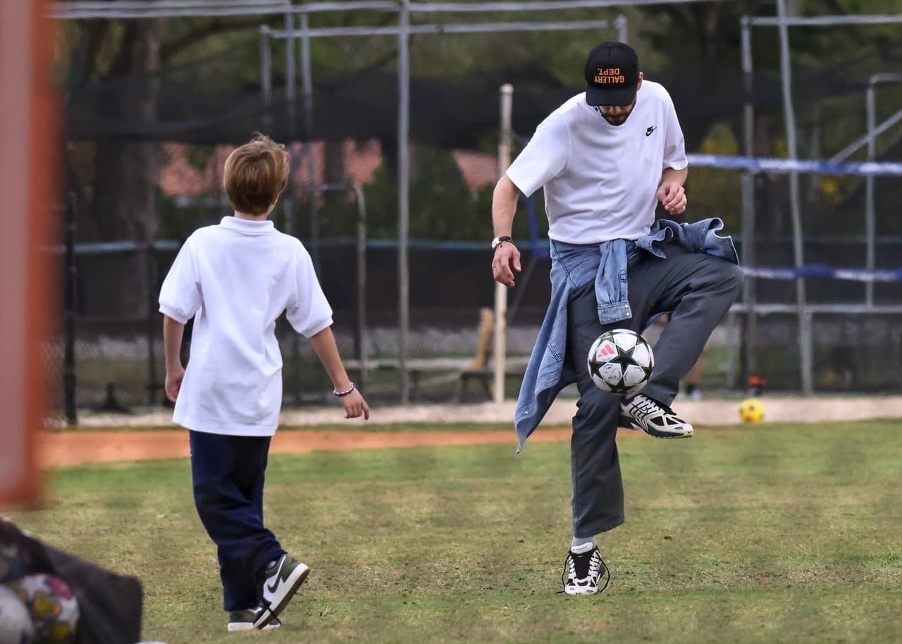 Piqué disfruta junto a Sasha practicar futbol.