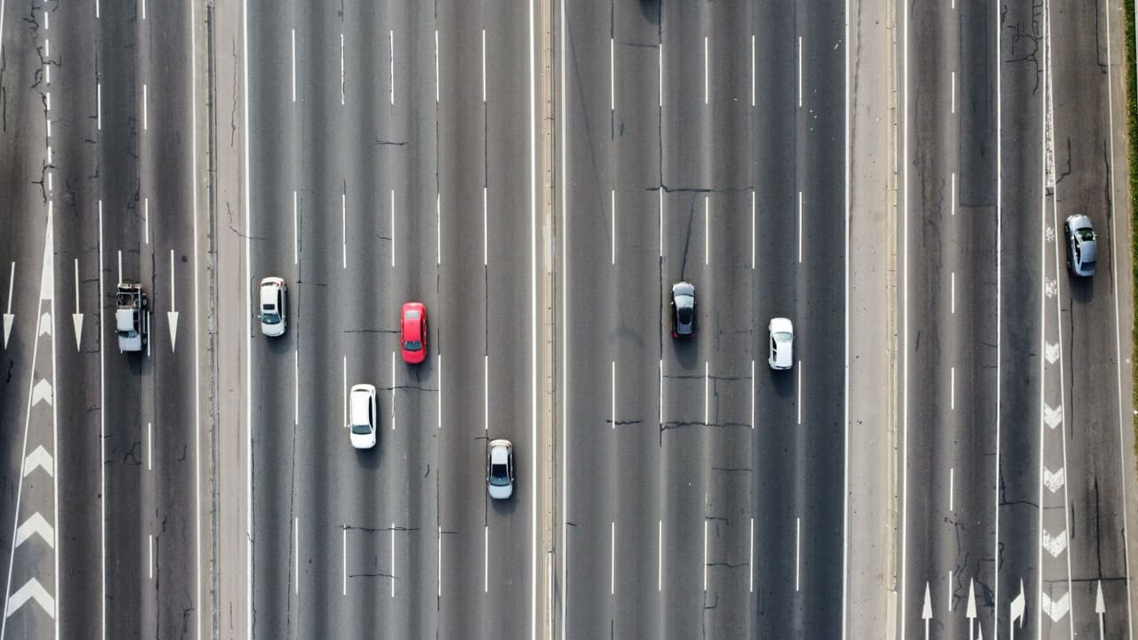 <h3 class="cms-H3-H3">💡 Preguntas rápidas para recordar</h3> 
<b>¿Cuánto debo bajar si hay una patrulla detenida?</b> 
<br>Hasta 20 mph menos del límite o a 50 mph si la vía es de 70 y no puedes cambiarte de carril. 
<br>
<b>¿Qué vehículos cuentan como “emergencia”? </b>
<br>Policía, ambulancias, bomberos, grúas, cuadrillas de TxDOT y servicios públicos con luces encendidas. 
<br>
<b>¿Qué pasa si ignoro los conos en una obra? </b>
<br>Además de la multa duplicada, si cruzas una zona cerrada puedes recibir cargos criminales.