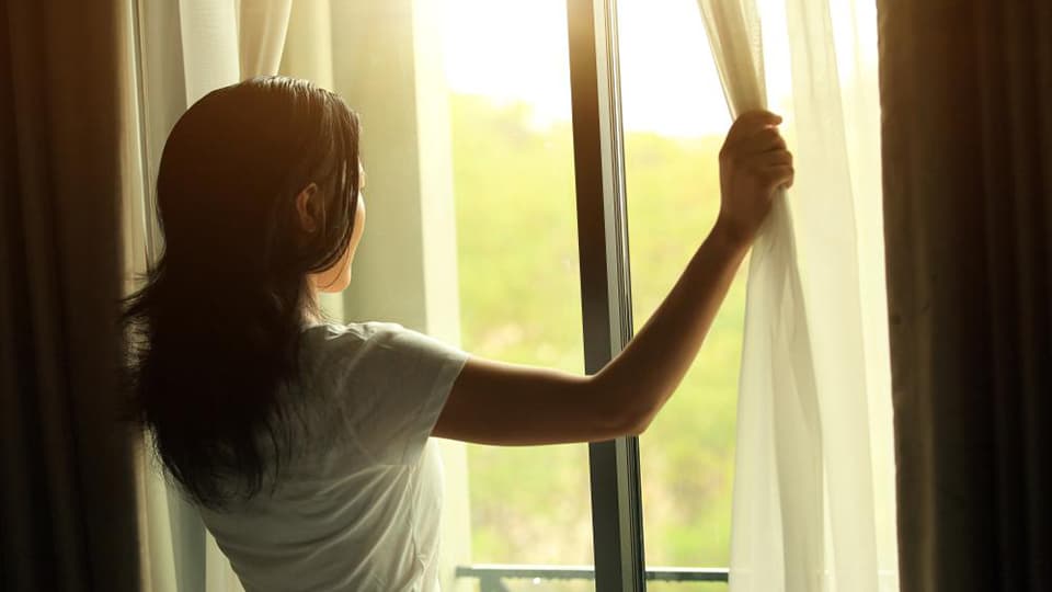 Aprovecha el aire para que circule por todos los rincones de tu hogar. Si te preocupan los mosquitos, siempre tienes la opción de utilizar unas cortinas de velo o colocar mosquiteros.