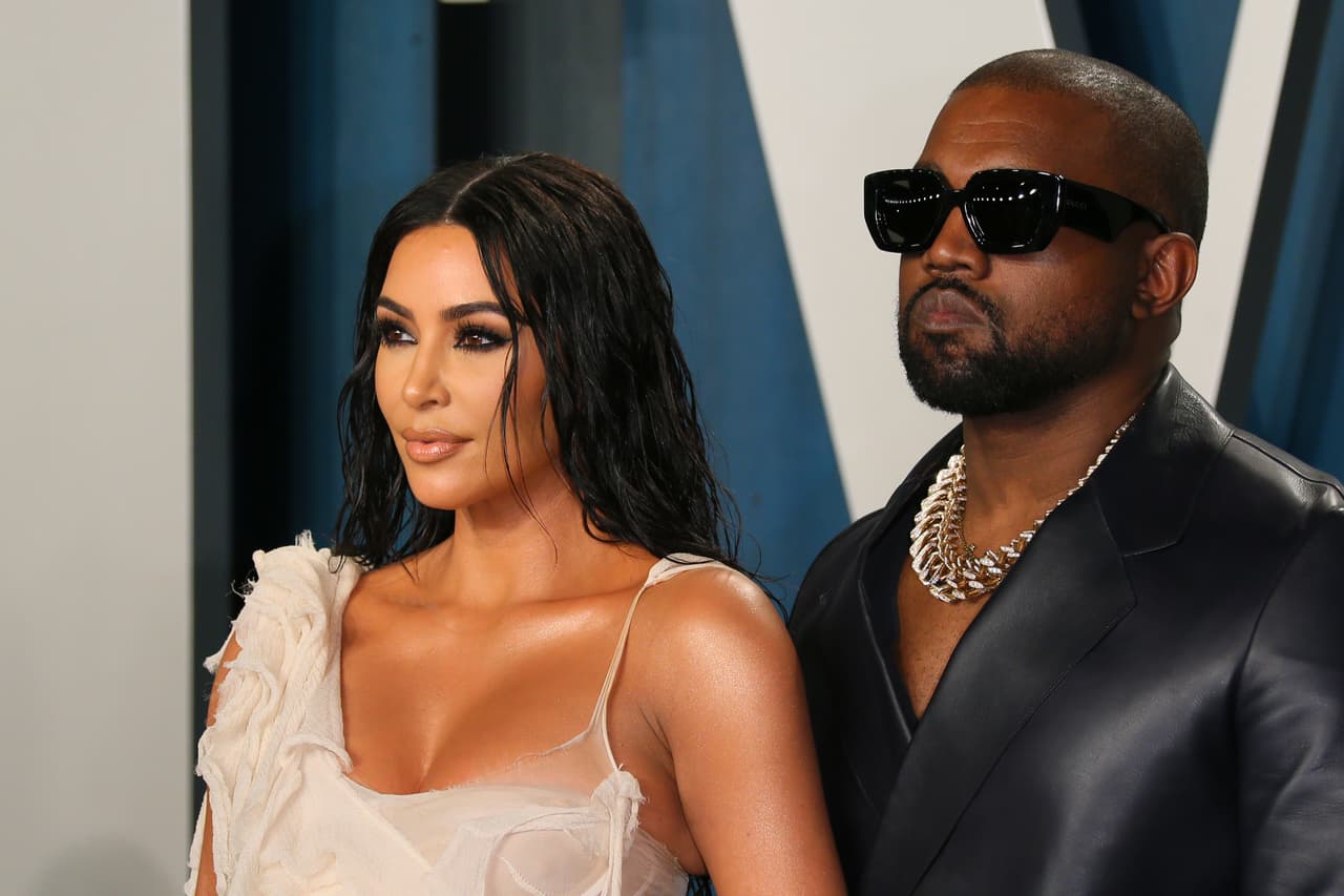 Kim le pidió el divorcio a Kanye West en febrero de 2021, tras siete años de matrimonio, durante el cual tuvieron cuatro hijos.
<br>