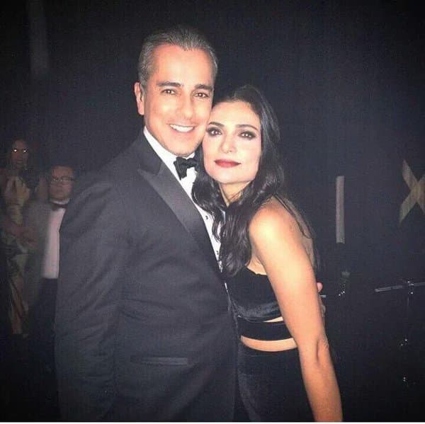 Y nos queda claro que vestido de mujer no es nada agraciado, pero como todo un caballero es bastante atractivo. ¿Lo prefieres de mujer o de hombre?