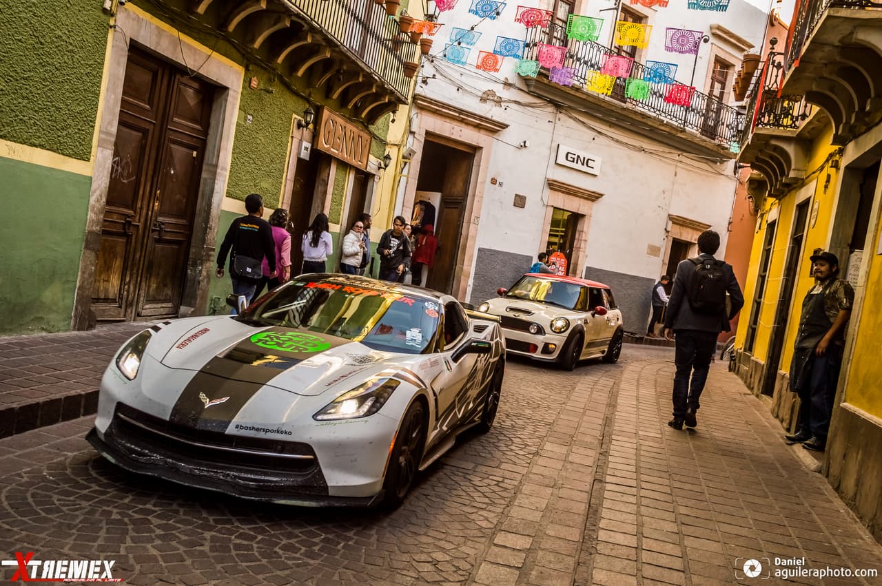 El paso de la caravana por seis ciudades de México se convierte en toda una fiesta. Aquí el turno de un 
<b>Chevrolet Corvette C7 Stingray.</b>
