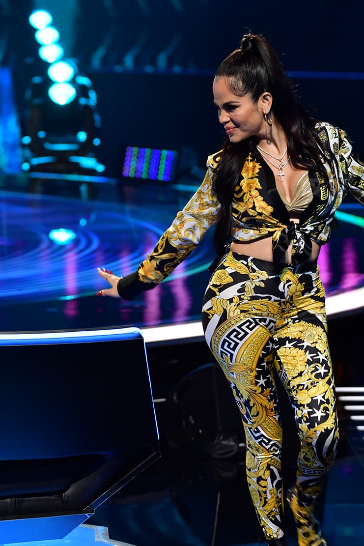 Mientras que Natti Natasha nuevamente dejó su lugar, pero esta vez para comenzar a bailar.