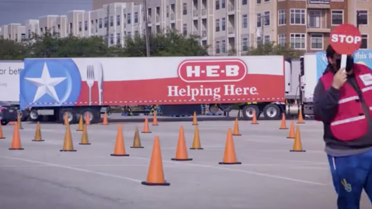 Las familias interesadas pueden llegar este sábado a partir de las 11:00 am al estadio Delmar, ubicado en 2020 Mangum, Houston, TX 77092.