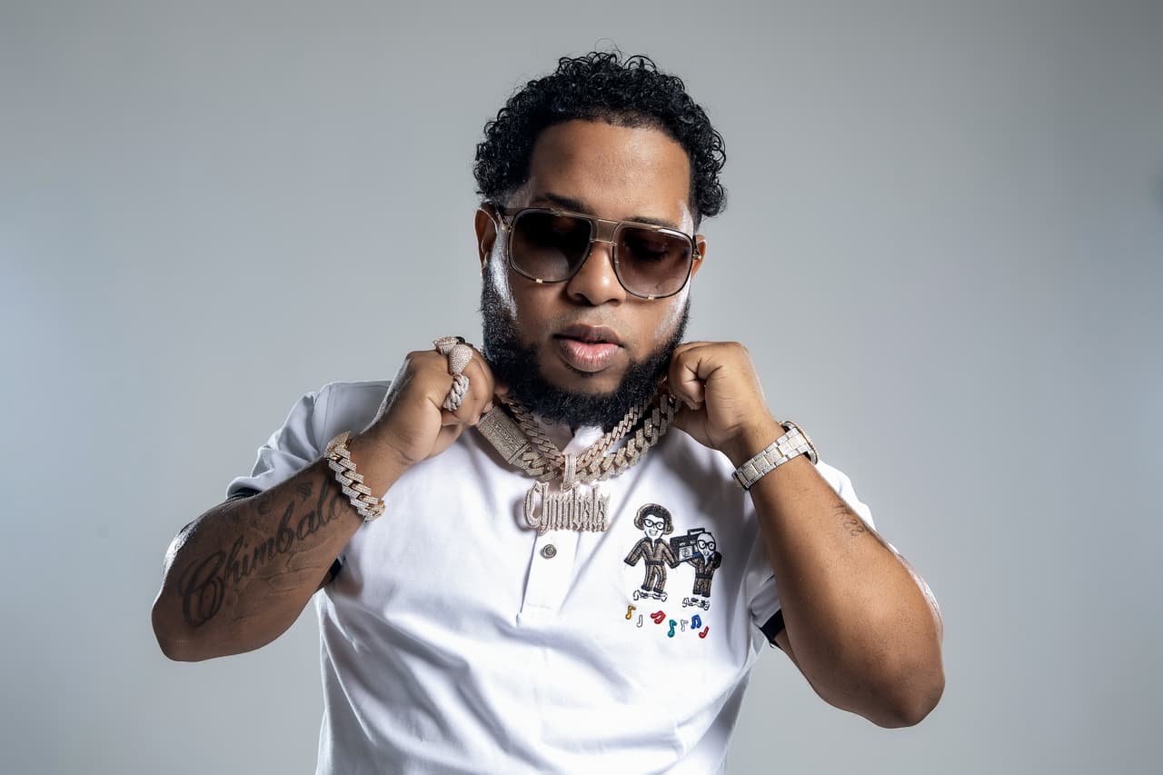 <b>Chimbala</b> se une a los intérpretes musicales del momento que deleitarán a los fanáticos de la música en Premios Juventud 2021. El rapero dominicano ya acumula cerca del millón de vistas en su más reciente video ‘Que Me Aconseje’ en la plataforma YouTube.
