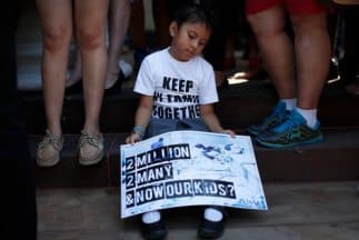 Niños migrantes y sus familias aguardan una solución a la crisis que viven.  