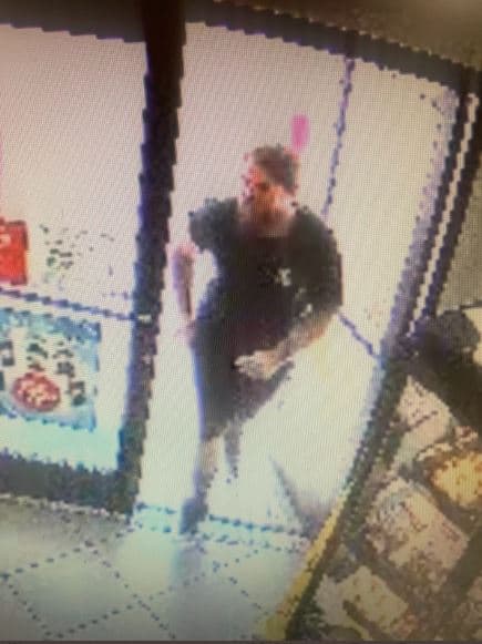 La policía de Phoenix ha identificado al sospechoso involucrado en un tiroteo en el que participó un oficial en una tienda cerca de Cave Creek Road y Beardsley.