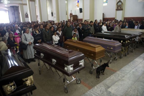 Los ataúdes de las diez víctimas de la matanza fueron llevados en un cortejo fúnebre hasta un templo de la localidad, donde el obispo Jorge Alberto Ossa ofició un funeral antes de que reciban sepultura en un cementerio de la zona, informó la agencia Efe.