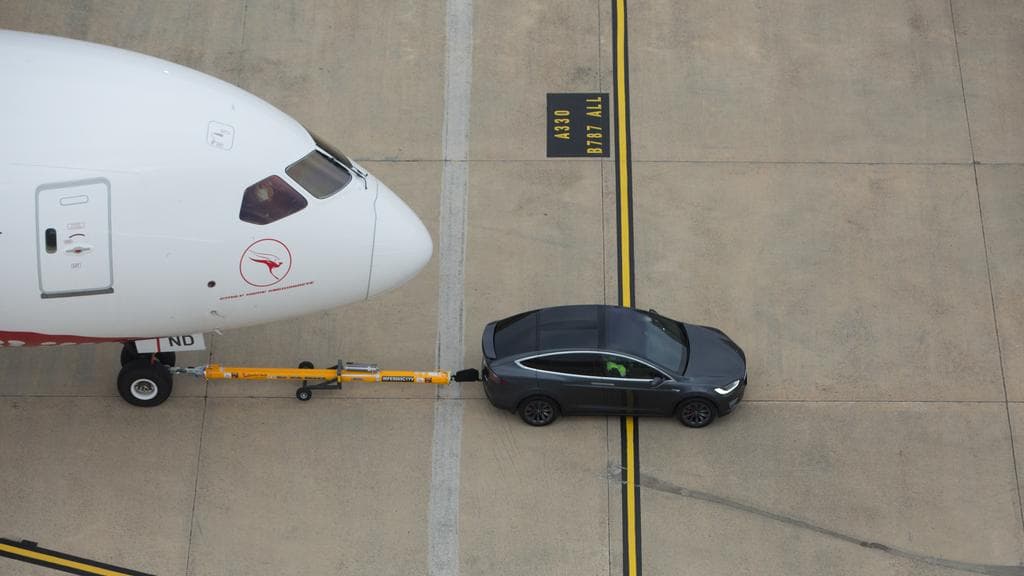 <h3 class="cms-h3-H3">Capacidad de remolque absurda</h3>
<br>Así como el poder enorme trae responsabilidades enormes, gran torque implica gran capacidad de remolque. Tesla habla de 300,000 libras para su próxima pickup y aunque en teoría no lo dudamos, después de todo el Tesla Model X, con su capacidad de remolque publicada de 4,980 libras, logró 
<b><a href="https://www.univision.com/noticias/autos-electricos/tesla-model-x-rompe-record-guinness-al-ser-el-primer-remolque-electrico-de-un-boeing-787-9" target="_blank">remolcar un Boeing 787-9</a></b> de 254,300 libras sin desbaratarse, la realidad es que aún es mucho lo que Tesla va a tener que aprender para sus vehiculos de producción logren esta hazaña regularmente de manera segura en autopistas fuera del ambiente controlado de un aeropuerto.