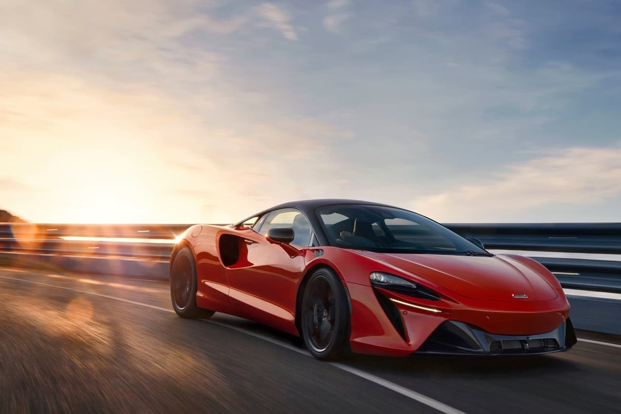 Incluye el control de amortiguación proactiva de McLaren, similar al del GT, que usa sensores para obtener la mayor cantidad de información posible de la carretera para optimizar al Artura en tiempo real.