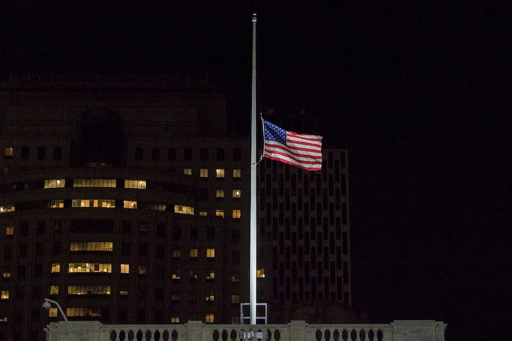 La bandera a media hasta en Nueva York, en señal de duelo