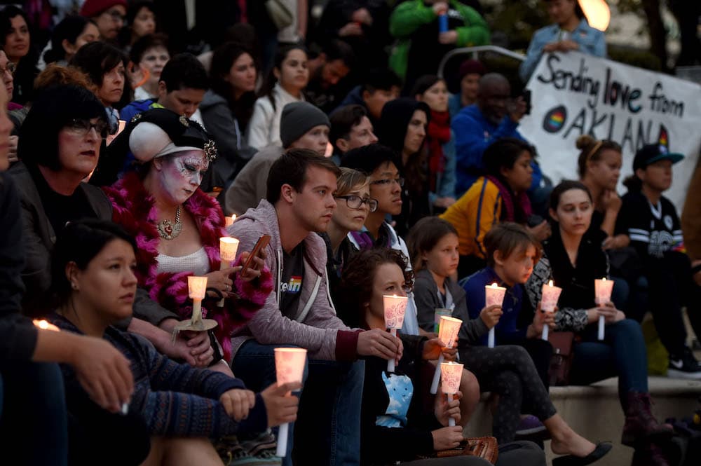 Expresiones de dolor y tristeza en Oakland, California