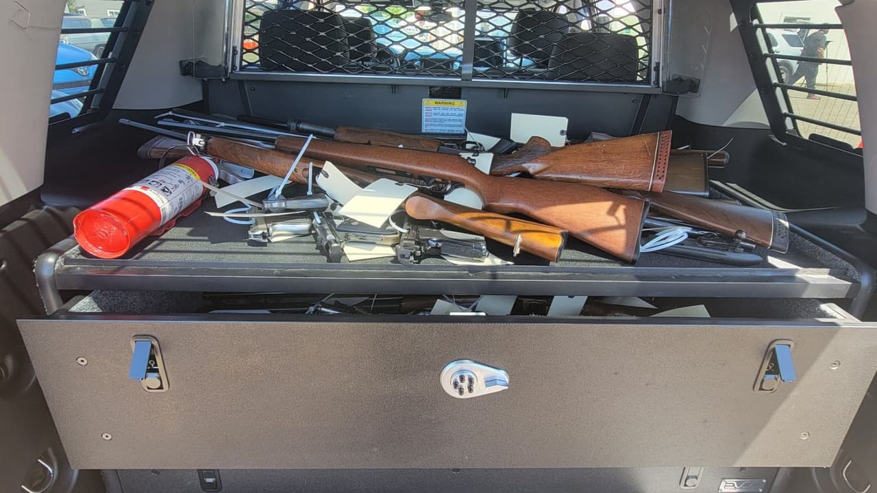 Docenas de escopetas y rifles fueron entregados durante el evento realizado el 11 de junio.
<br>