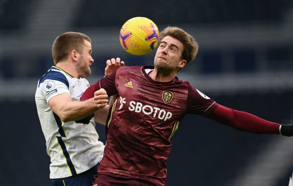 Tottenham se impone ante el Leeds 3-0. Los goleadores por parte de los Spurs fueron Harry Kane al minuto 29 tras cobrar un penal, Son Heung-min al 43 y, ya en el segundo tiempo, Tobey Alderweireld hacía el tercer tanto, durante la J17 de la Premier League.