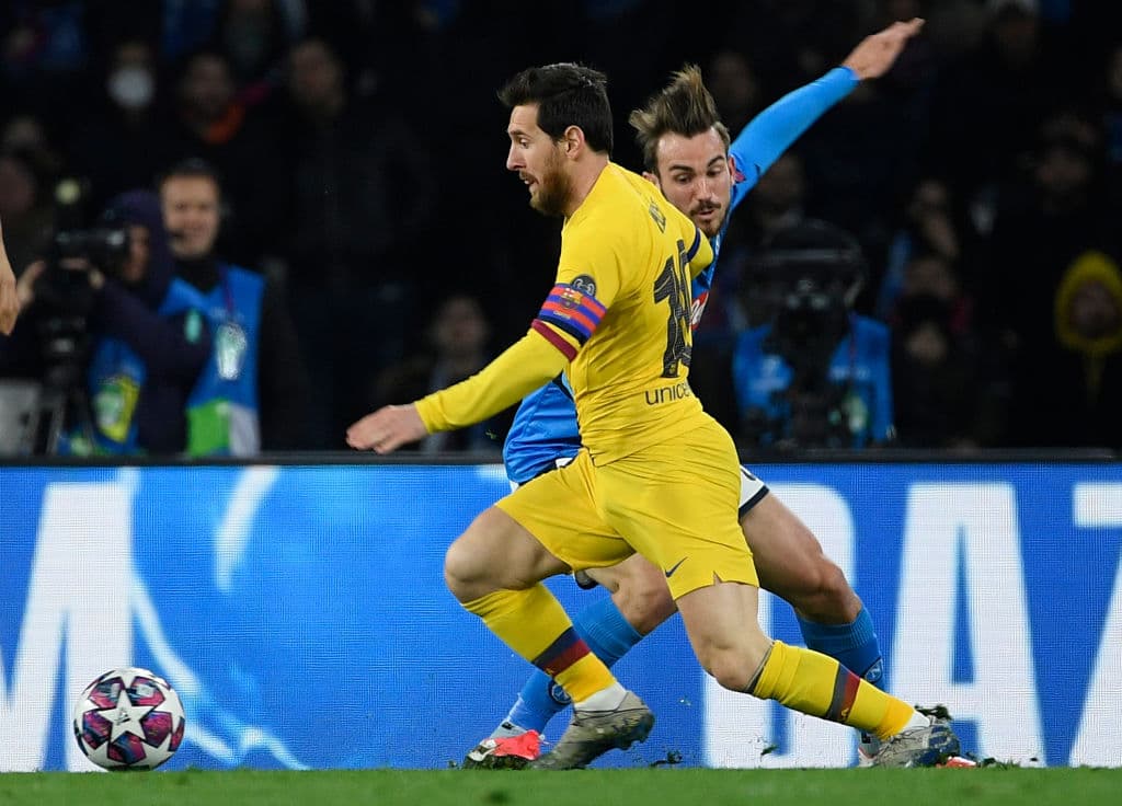 Messi comienza bien el partido, desparramando rivales por toda la cancha.