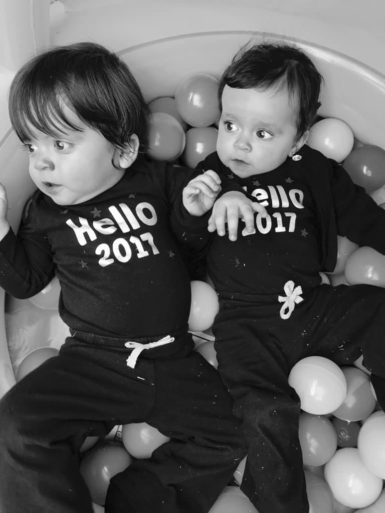 Jorge Salinas no pudo estar junto a Elizabeth Álvarez cuando dio a luz, pues justo un día antes de que nacieron los mellizos tuvo que viajar para grabar algunas escenas de la telenovela Pasión y Poder.