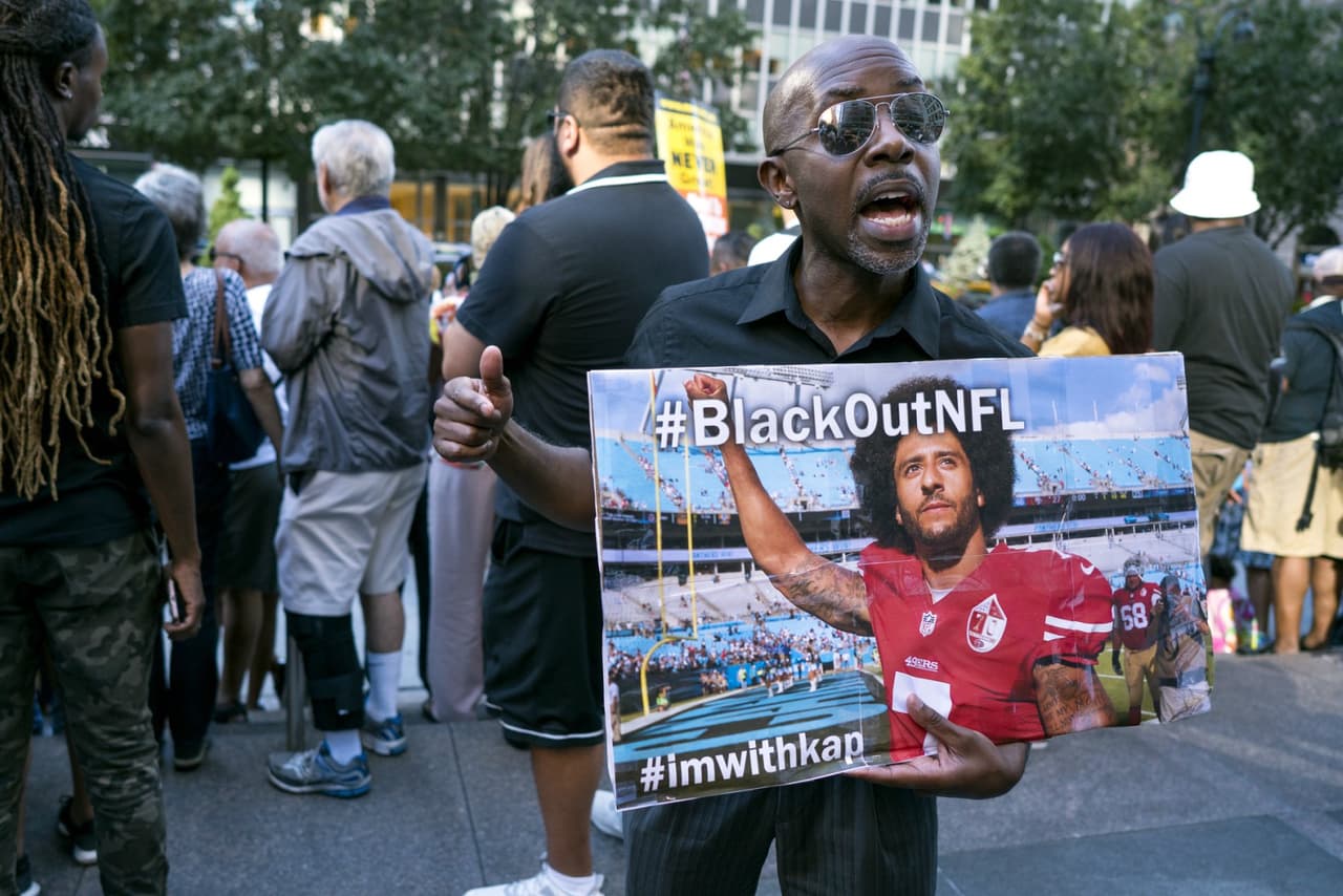Hubo una manifestación en la semana en favor de Kaepernick afuera de las oficinas de la NFL en New York.