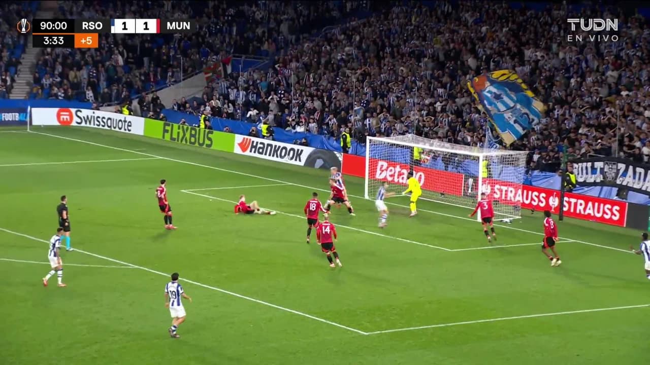 ¡TIRO ATAJADO! disparo por Orri Óskarsson.