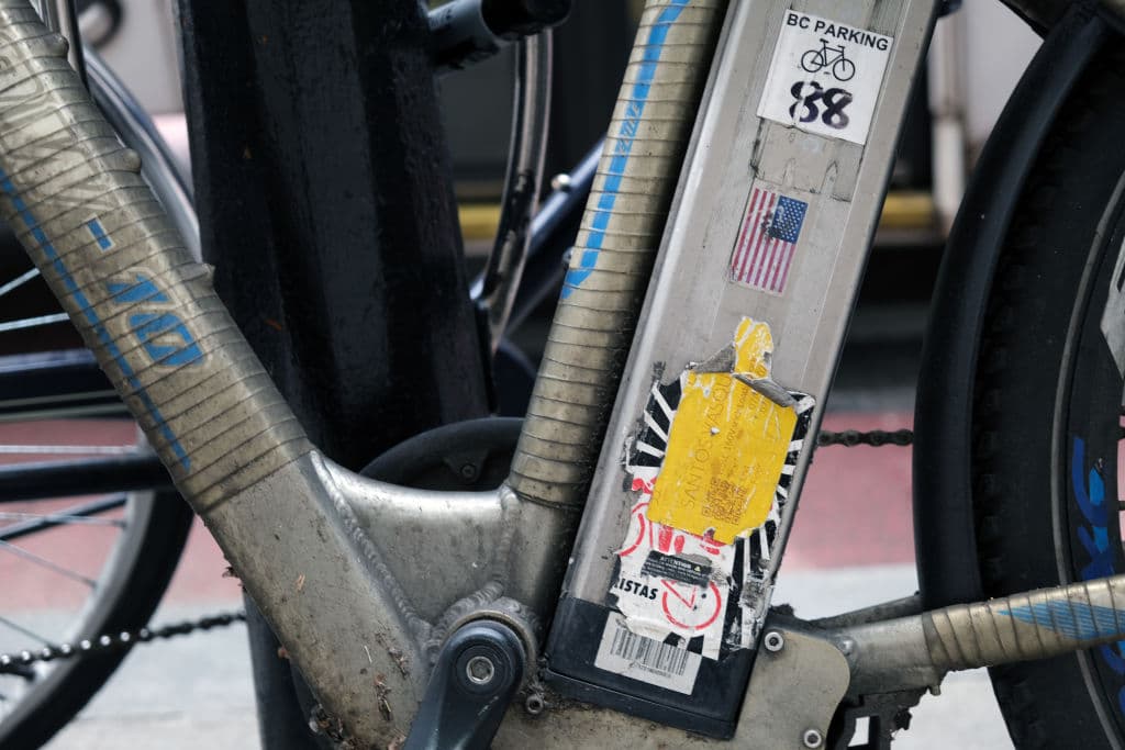 <b>Precauciones para evitar incendios</b>
<br>
<b>Evita la carga nocturna: </b>No dejes tu bicicleta cargando sin supervisión, especialmente durante la noche. Desconéctala una vez que esté completamente cargada.
<br>