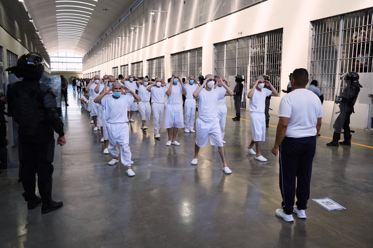 ¿De qué estaban acusados los pandilleros que recibieron penas de hasta 300 años de prisión en El Salvador? 