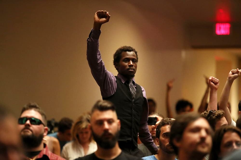 Manifestantes acallan el discurso de Richard Spencer en la Universidad de Florida