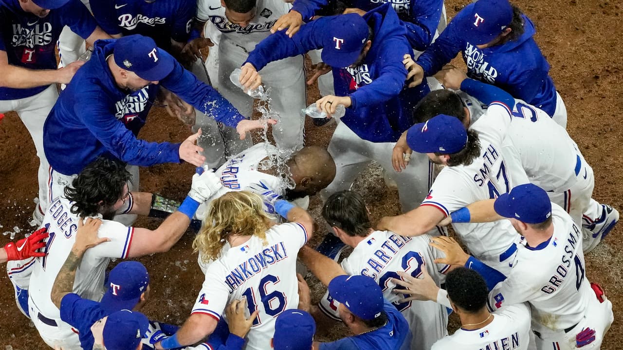 Adolis García de los Texas Rangers celebra tras conectar un jonrón ganador contra los Arizona Diamondbacks durante la undécima entrada en el Juego 1 de la Serie Mundial de béisbol, el viernes 27 de octubre de 2023 en Arlington, Texas. Los Rangers ganaron 6-5.