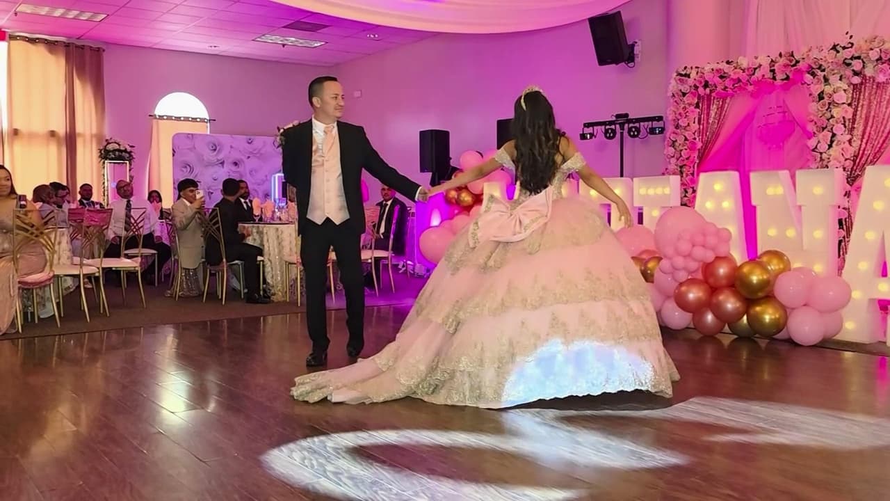 "Nos quedamos sin trabajo, tenemos que acomodarnos": Familias hispanas luchan por mantener celebración de quinceañeras