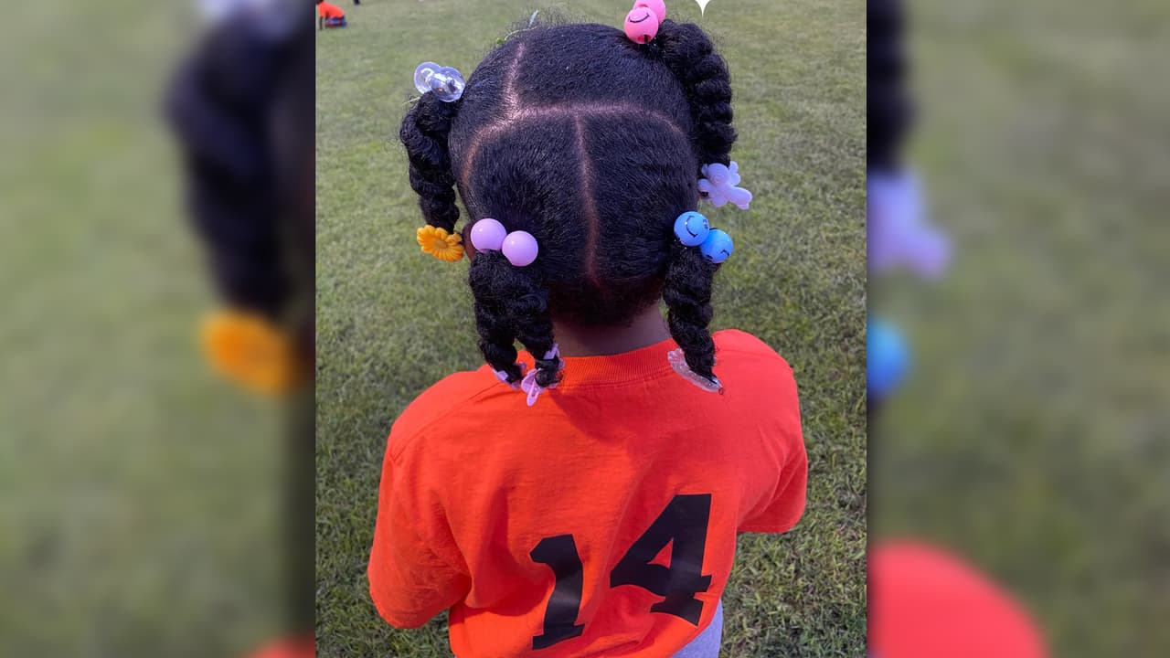 “Esto es inaceptable”: sacan a niña de 6 años de partido de fútbol por su peinado