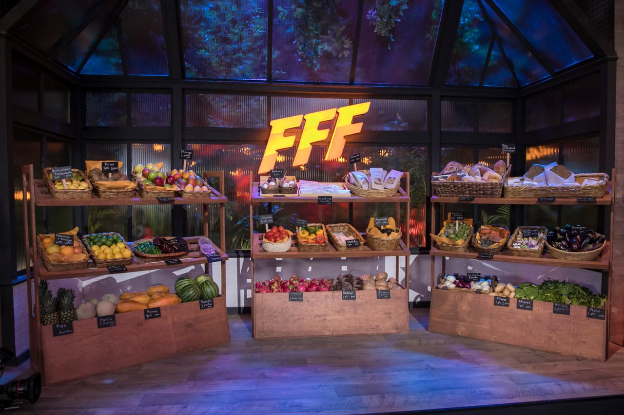 Las familias compraron los productos que utilizarían para el segundo reto: un bufette de desayunos. En el súper, los productos eran limitados, cada uno tenía un valor asignado y sólo las Merino tendrían 25 puntos, cinco más que el resto de los competidores.