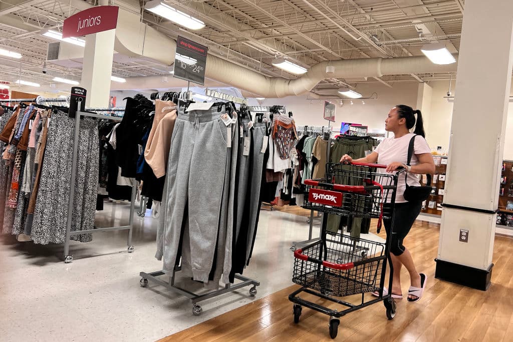 Una mujer compra ropa este verano en Maryland. La mayoría de los estados dependen de los ingresos que obtienen de los impuestos sobre las ventas, pero la carga de estos recae en gran parte sobre los residentes de bajos ingresos.
