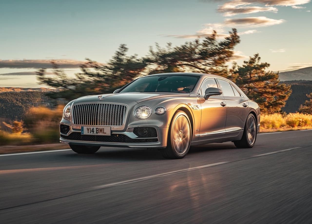 <u><h3 class="cms-H3-H3"><b>Bentley Flying Spur 2021</b></h3></u>
<br>
<br>
<b>Velocidad máxima:</b> 207 mph (333 km/h)
<br>
<br>
<b>Motor:</b> V8 de 4.0 litros doble turbo
<br>
<b>Potencia:</b> 542 caballos de fuerza
<br>
<b>Precio inicial: </b>216,700 dólares