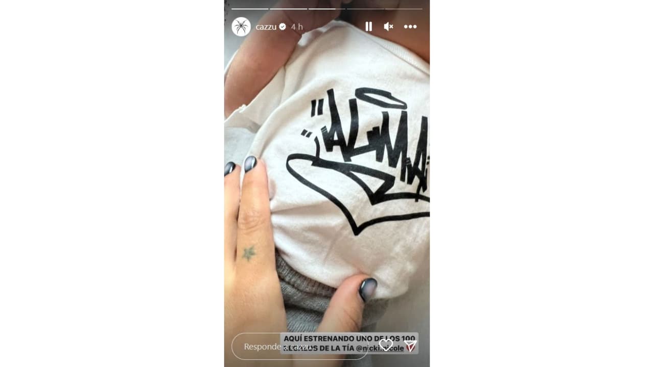 Cazzu mostró a su bebé usando una T-shirt con la palabra "Alma".