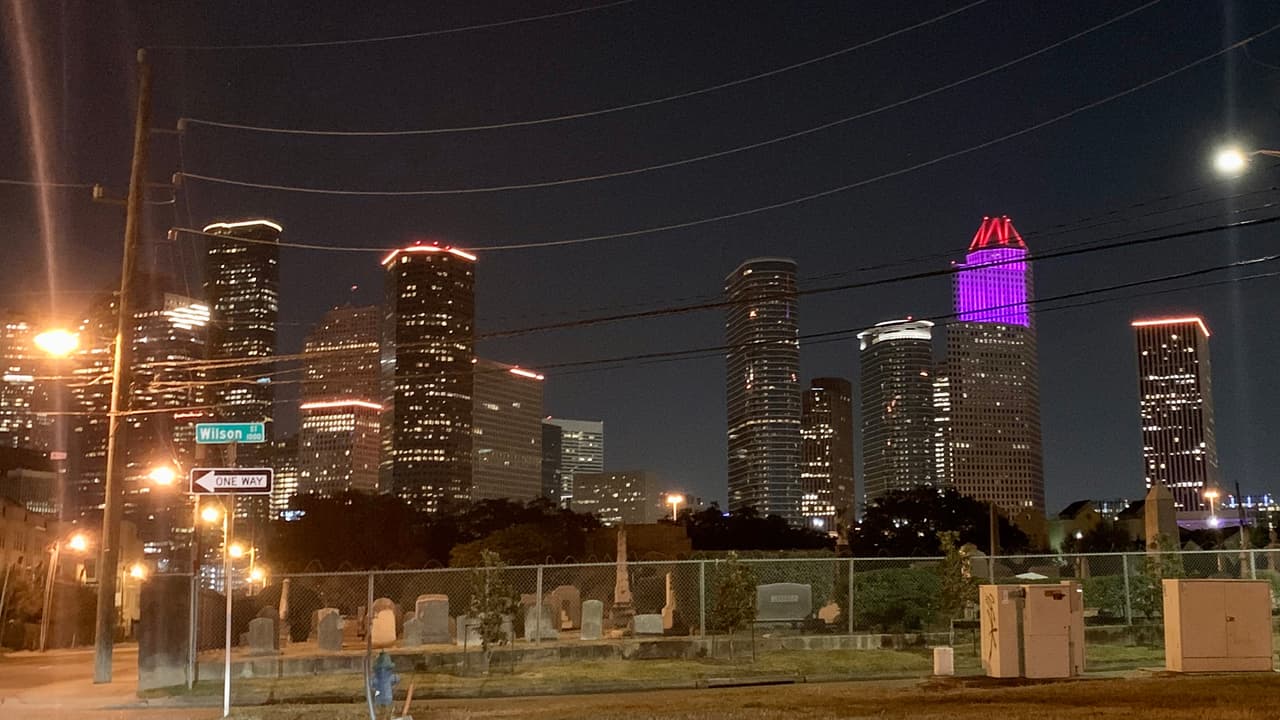 “Organizar un homenaje y recordar a las personas que murieron debido a las complicaciones del coronavirus es un evento no partidista”, dijo el alcalde Sylvester Turner.