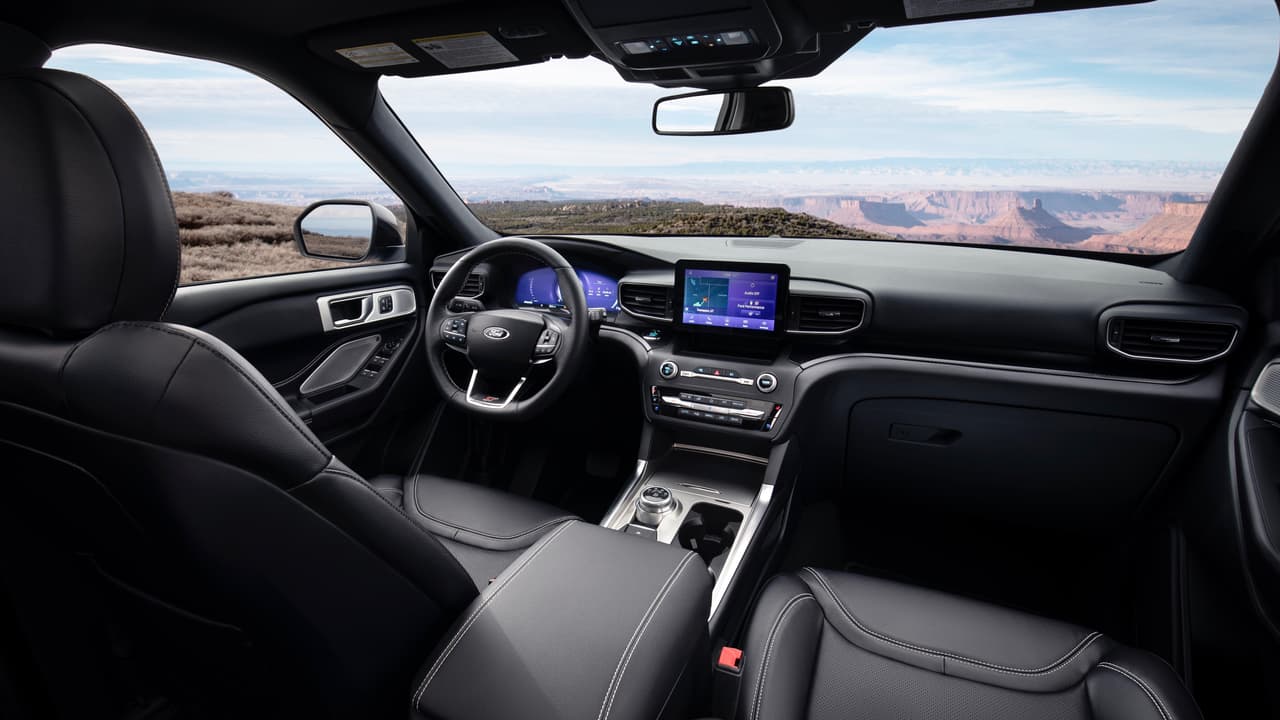 <h3 class="cms-h3-H3">Ford Explorer ST 2020</h3>
<br>El panel de 
<b>instrumentos digitales </b>de 12.3-pulgadas es estándar, al igual que el volante de fondo plano con el logo ST grabado en su rayo inferior.
