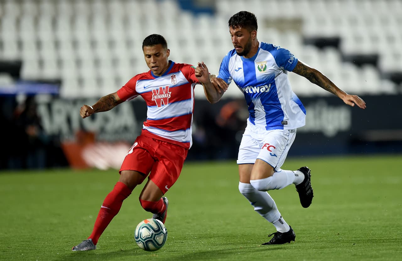 Para el segundo tiempo, Granada intentó desbordar por los costados, pero no rindieron frutos sus intentos.